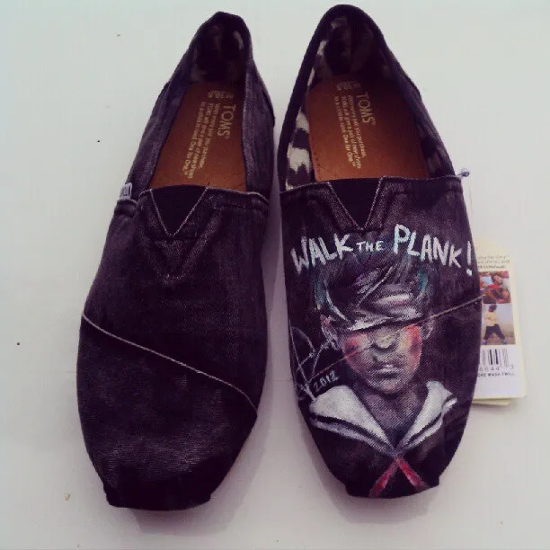 Walk the Plank! Painting a simple pirate ship on the other shoe